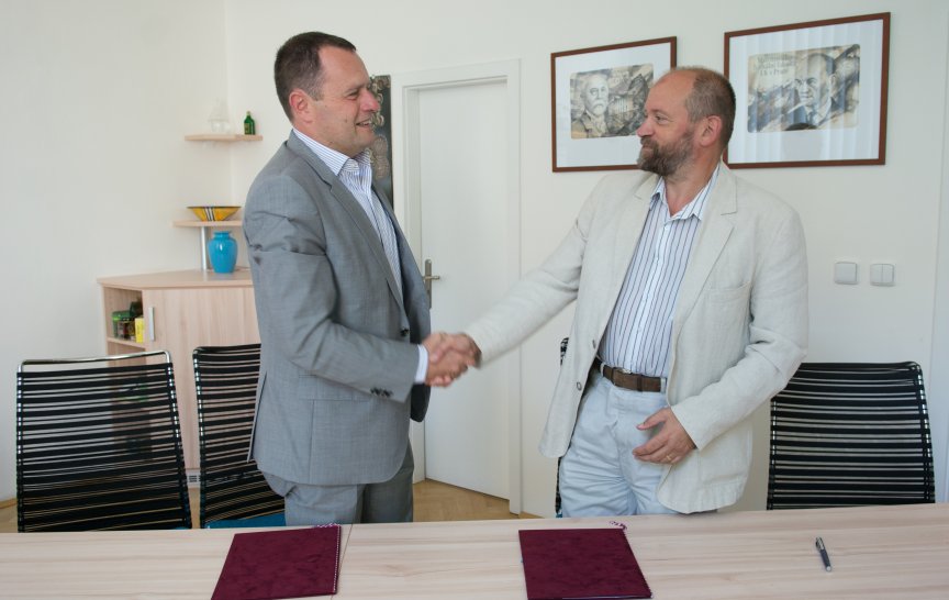 Zleva: Tomáš Pavlík, CEO Profinitu, a prof. Jan Kratochvíl, děkan MFF UK (foto: Svoboda)