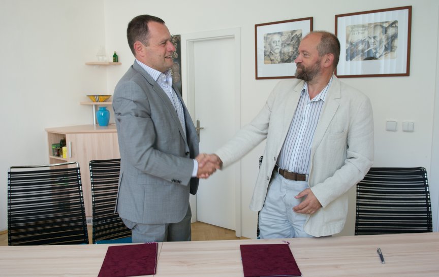 Zleva: Tomáš Pavlík, CEO Profinitu, a prof. Jan Kratochvíl, děkan MFF UK (foto: Svoboda)