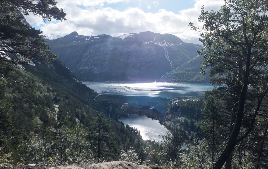 V půli cesty na Trolltungu (foto: J. Knížek)