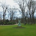 Zahrada u Palais de Luxembourg - V zahradě Lucemburského paláce rostou platany z 19. století stejně jako sekvojovce obrovské, které jsou však samozřejmě nižší než ty v Kalifornii (foto: J. Zeman)