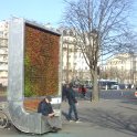 Obrostlá fotovoltaická stěna CityTree s lavičkou pohlcující prach a oxidy dusíku slibuje environmentální účinek jako 275 stromů (foto: J. Zeman)