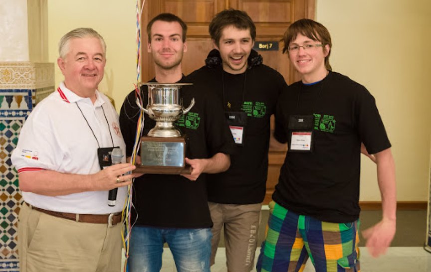 Bill Poucher (Executive Director ACM ICPC) s trofejí pro vítěze