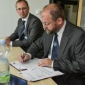 Podpis partnerské smlouvy - (zleva doc. Martin Nečaský, prof. Jan Kratochvíl)