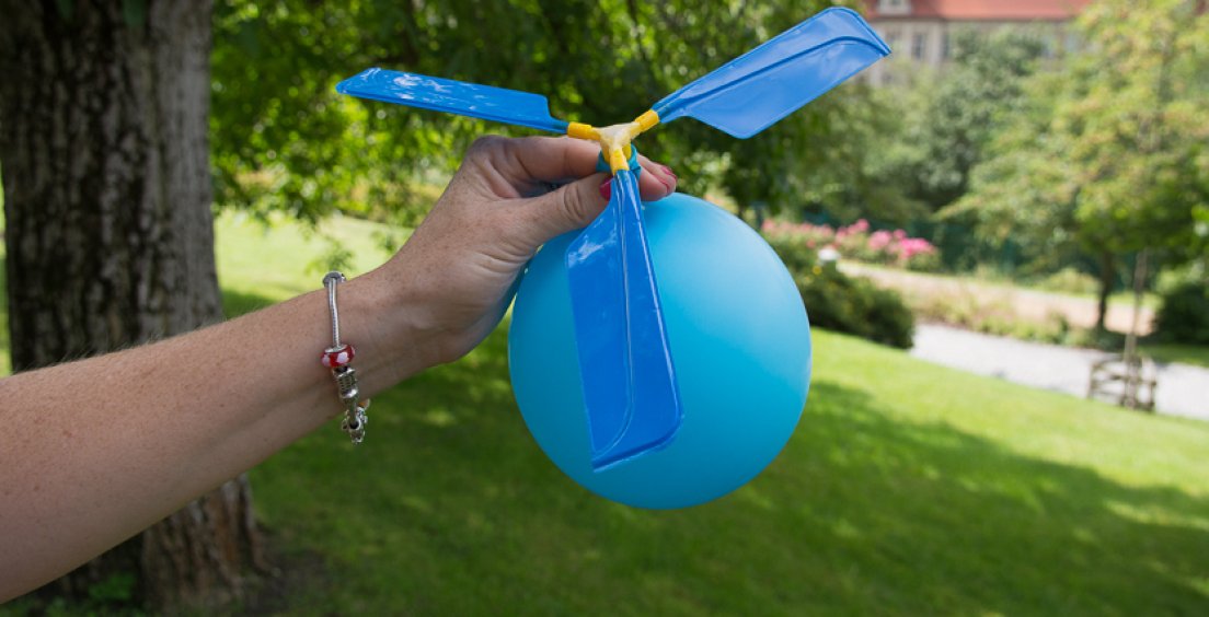 Fyzikální pokus: Balónkové vznášedlo