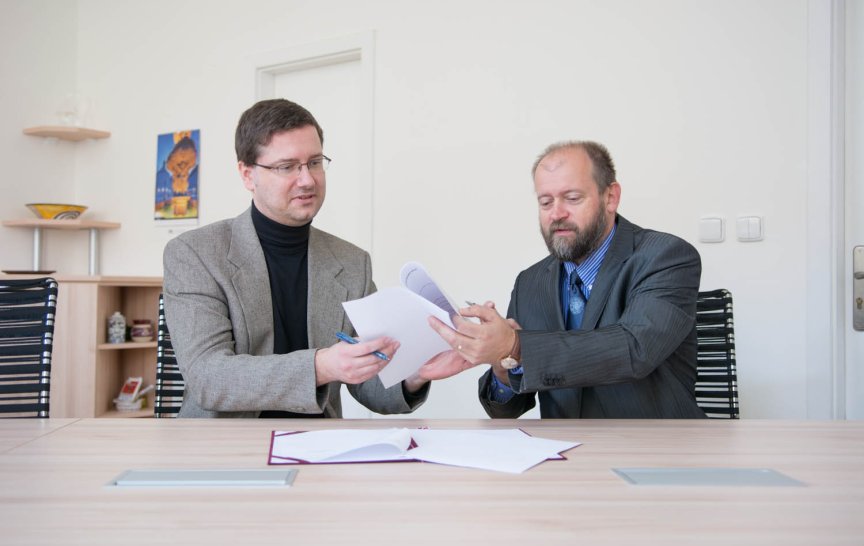 Zleva: zástupce společnosti JetBrains Václav Pech a děkan MFF UK prof. Jan Kratochvíl