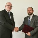 Podpis partnerské smlouvy - (zleva Ing. Petr Hutla, prof. Jan Kratochvíl)