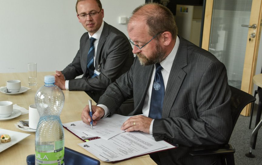 Podpis partnerské smlouvy - (zleva doc. Martin Nečaský, prof. Jan Kratochvíl)