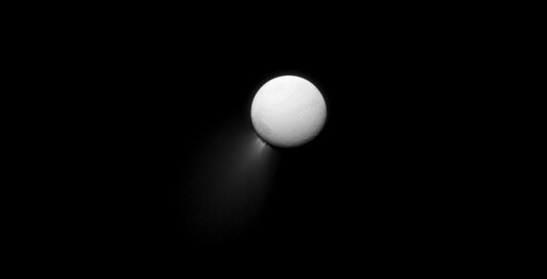 Geofyzici z MFF objasňují aktivitu gejzírů na Enceladu