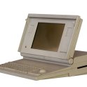 Apple Macintosh Portable z roku 1989. Na klávesnici se vyjímala polohovací kulička „trackball“