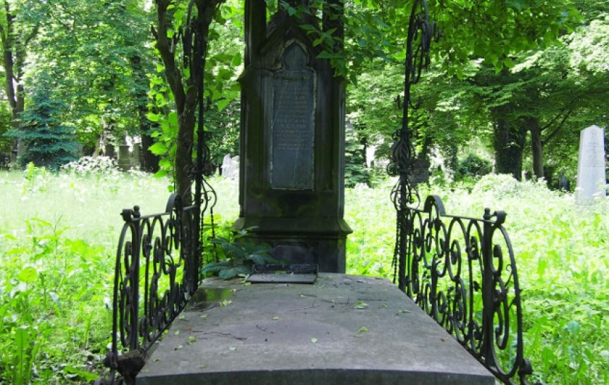 Hrob dr. Ignáce Axamita na Olšanských hřbitovech (květen 2014, foto: V. Kemenny)