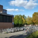 Parkovisko bicyklov pred univerzitnou budovou