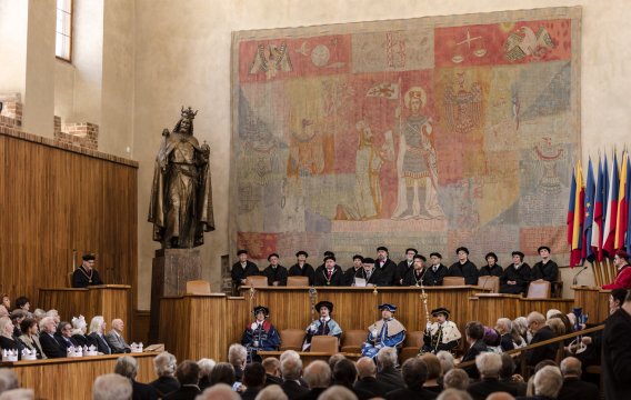 Absolventi oslavili v Karolinu zlaté promoce