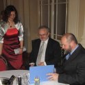 Tereza Šimečková, Michal Jordan a děkan MFF UK prof. Jan Kratochvíl při podpisu darovací smlouvy (foto: Martin Vlach)