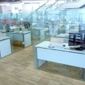 Pokud zrovna nemáte náladu se s nikým bavit, můžete se ve školní knihovně zavřít do jednoho z privátních boxů (foto: J. Maroušek)
