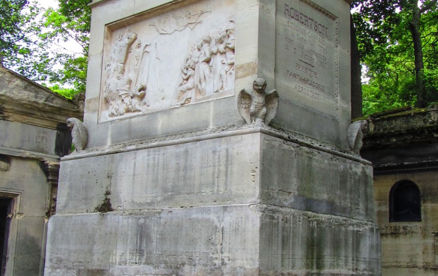 Foto č. 2 - Hrobka, Étienne-Gaspard Robert (Robertson), 8. oddělení, hřbitov Père Lachaise, Paříž, Francie.