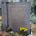 Pomník, na kterém je uvedeno jméno prof. Viktora Trkala a jeho manželky Marie (listopad 2014, foto: V. Kemenny)