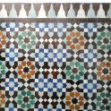 Stěny Velké mešity pokrývá barevná mozaika. Fanouškům geometrie se vybaví pojem „teselace“, což znamená vyplnění roviny přesně do sebe zapadajícími dvourozměrnými útvary (foto: J. Zeman)