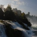 Při příchodu k Rýnskému vodopádu se nejprve otevírá pohled pouze na jeho menší boční rameno (foto: T. Nagy)