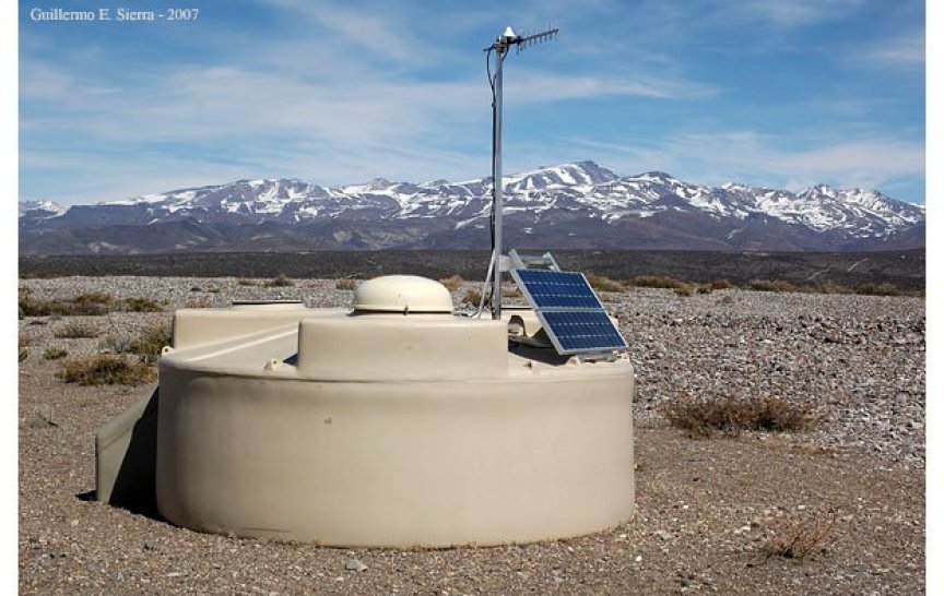 Vodní čerenkovský detektor (foto: Guillermo E. Sierra)