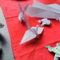 Skládání origami při dlouhých deštivých odpolednech (foto: archiv autora)