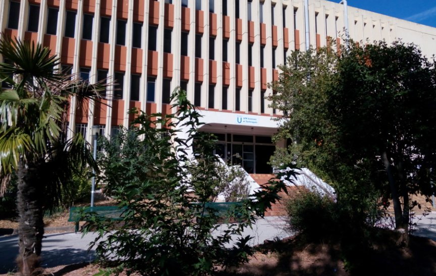Budova fakulty UFR Sciences et Techniques (foto: L. Hýlová)