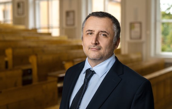 Učitel musí umět rychle reagovat na cokoli, třeba i na letící bačkoru