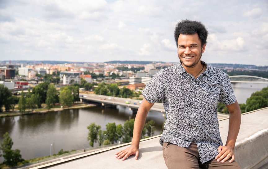 Téma ledových měsíců ho poprvé zaujalo na přednáškách profesora Ondřeje Čadka Úvod do planetologie. Jako student začínal s výzkumem Saturnova měsíce Titan, pak studoval trpasličí planetu Pluto a teď se věnuje Jupiterově Europě (foto: Tomáš Rubín)