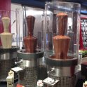 Čokoládové fontány v továrně na čokoládu (foto: E. Janásková)