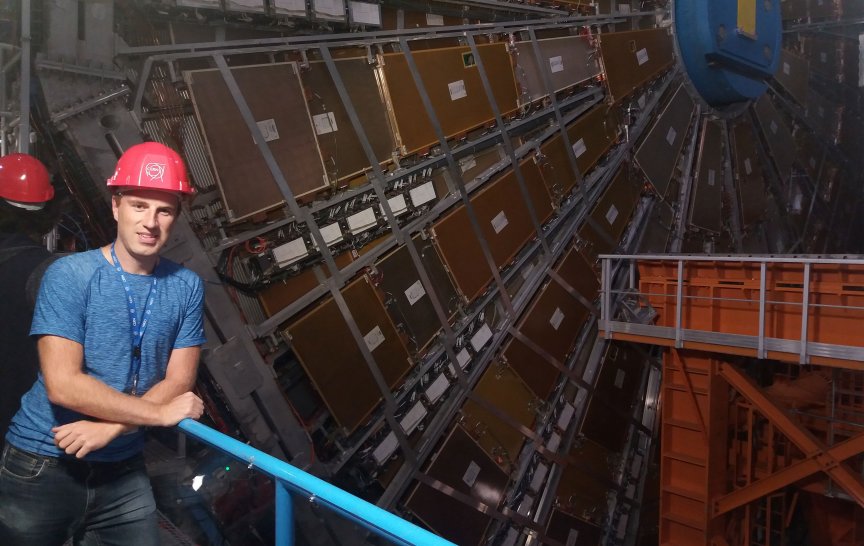 Martin Sýkora u detektoru ATLAS v CERN (foto: archiv M. Sýkory) 