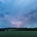 Blesk typu CG (Cloud to Ground) na Benešovsku. Blesky tohoto typu sjíždějí z mraků na zem, na rozdíl od blesku CC (Cloud to Cloud), který k zemskému povrchu nedosahuje (foto: Dagmar Müllerová)