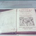 Foto č. 2 - Dialog o dvou největších systémech světa, ptolemaiovském a koperníkovském, Florencie, 1632. Keplerovo muzeum, Řezno (foto: M. Vlach)