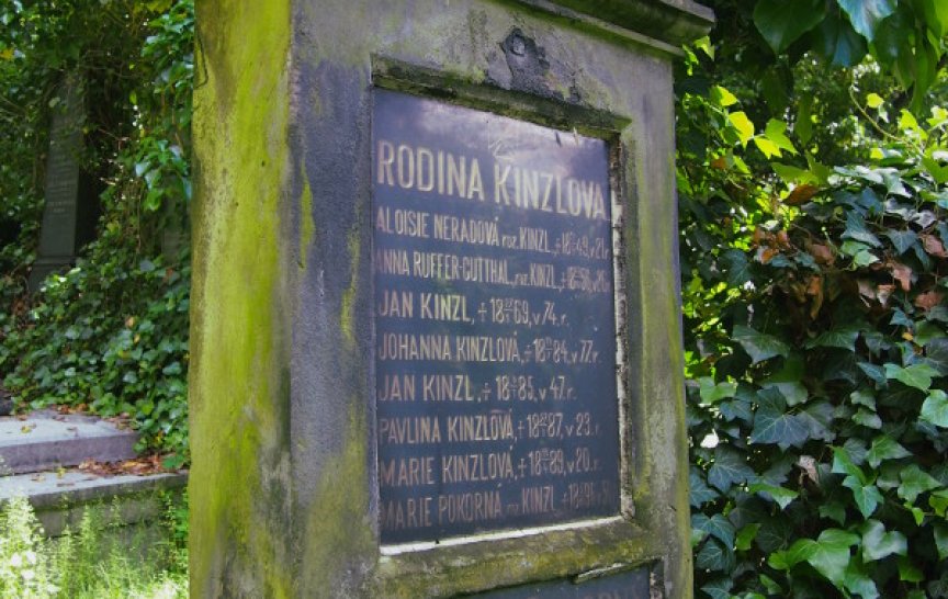 Pomník se jmény rodiny Kinzlovy. Ve spodní části je samostatná deska se jménem a daty M. Pokorného (červen 2014, foto: V. Kemenny)