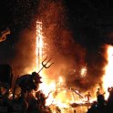 Hořící falla - hasiči preventivně stříkali vodu na zdi okolních domů (foto: J. G. Jarkovský)