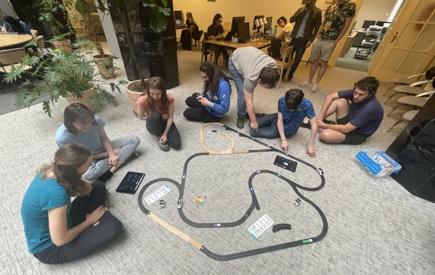 Studenti staví koleje pro vláček Intelino v rámci Dětských programovacích jazyků (foto: archiv A. Yaghobové)