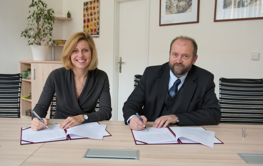 Lenka Kučerová (předsedkyně správní rady nadačního fondu StarLift) a prof. Jan Kratochvíl (děkan MFF UK). Foto: Svoboda