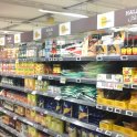 Regál s halal potravinami v pařížském supermarketu. Halal výrobky neobsahují vepřové a jsou připravovány v souladu s muslimskou tradicí (foto: J. Zeman)