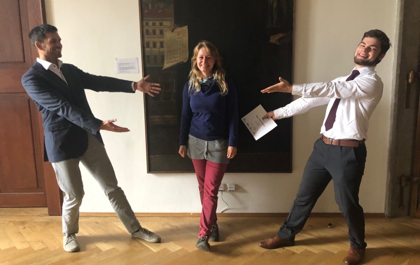 Garant za MFF UK Ondřej Bojar, koordinátorka projektu Julie Kovaříková a absolvent programu Václav Maixner (foto: prg.ai)