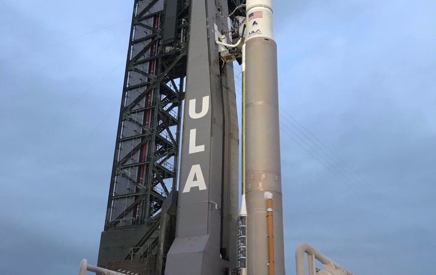Raketa Atlas V během testů plnění palivem na startovací rampě SL41 (foto: ULA)