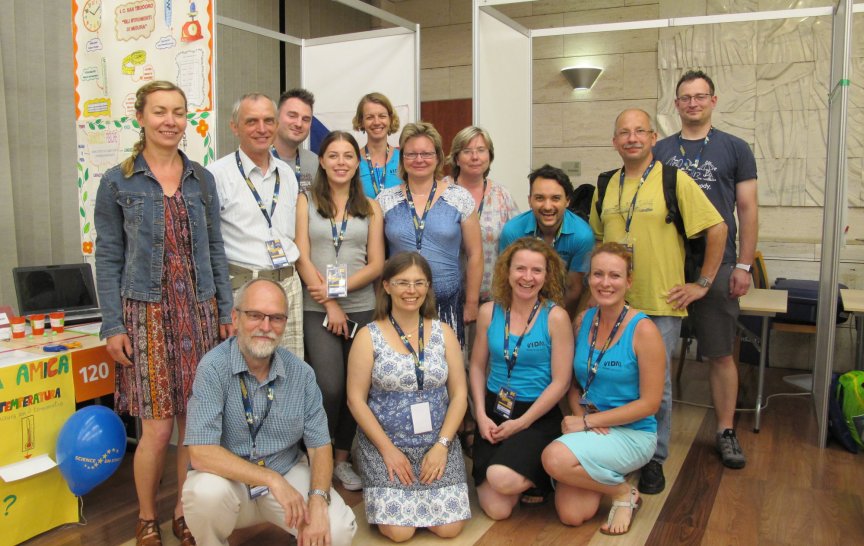 9 týmů české výpravy a zástupci národního výboru Science on Stage – dole zleva: Zdeněk Drozd, Jitka Houfková, Janet Prokešová, Barbora Bútorová; nahoře zleva: Renata Rydvalová, Zdeněk Polák, Martin Konečný, Daniela Alexová, Dana Hladká, Rita Chalupníková, Jitka Soukupová, Aleš Pilgr, Peter Žilavý, Radim Kusák (Foto: Zdeněk Drozd, KDF MFF UK, člen výkonného výboru Science on Stage ČR)