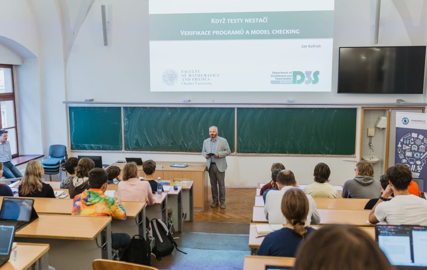Juniorská univerzita přivádí středoškoláky na Matfyz k aktuálním tématům informatiky – od moderních technologií až po teoretickou informatiku (foto: Veronika Vachule Nehasilová)