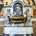 Foto č. 3 - Galileo Galilei, hrobka od G. B. Fogginiho z roku 1737, chrám Santa Croce, Florencie (foto: V. Kodetová).