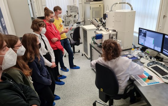Den s experimentální fyzikou ukázal, jak se dělá věda