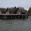 Rekonstrukce pravěkých kůlových staveb na Bodamském jezeře u Uhldingenu (foto: T. Nagy)