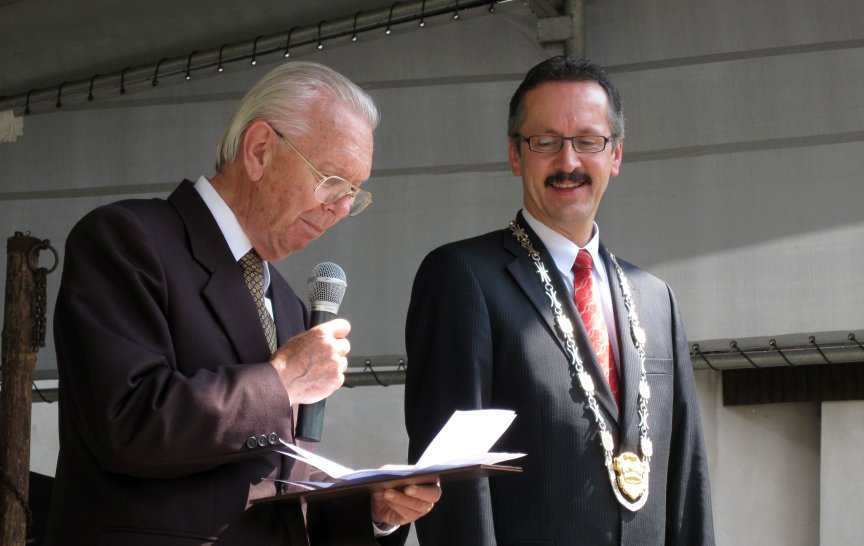 Herwig Schopper (vlevo) v roce 2010 v jeho rodném Lanškrouně při přebírání medaile Jednoty českých matematiků a fyziků. Schopper měl k Česku kladný vztah a podle vzpomínek jeho českých kolegů údajně velmi dobře znal i text české hymny (foto: Jiří Dolejší)