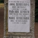 Deska na pomníku uvádí mimo jména prof. Seydlera také údaje o jeho obou manželkách (červen 2014, foto: V. Kemenny)