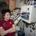 První espresso připravené ve stavu beztíže si italská kosmonautka Samantha Cristoforettiová vychutnala 3. května 2015 (foto: NASA, Public domain, via Wikimedia Commons)