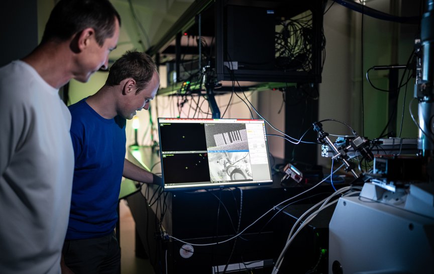 V roce 2023 získala trojice vědců ve složení Pierre Agostini, Ferenc Krausz a Anne L’Huillier Nobelovu cenu za vývoj experimentálních metod, jak generovat attosekundové pulzy světla pro studium dynamiky elektronů v hmotě. Na tuto průkopnickou práci teď navazuje i český fyzik se svým týmem doktorandů a postdoktorandů vývojem elektronového mikroskopu, který bude schopen pořizovat elektronová videa ve vysokém časovém i prostorovém rozlišení (foto: Tomáš Rubín)