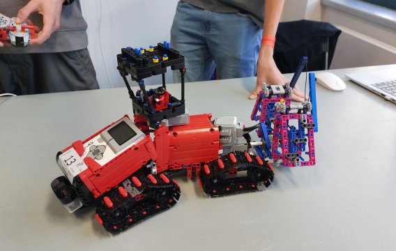Bývalou vysočanskou automobilku obsadili nadšenci do robotiky