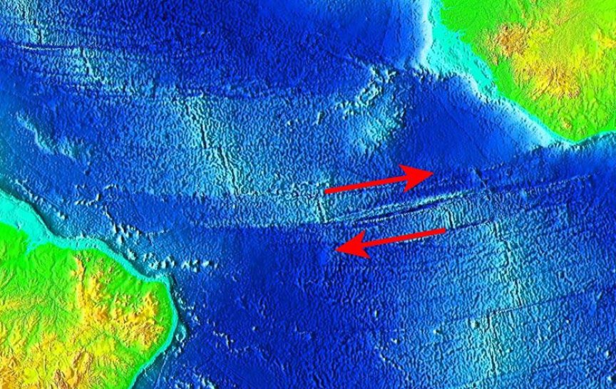 Transformní zlom Romanche s vyznačeným pohybem tektonických desek (zdroj: NOAA)