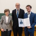 Tomáš Sourada s předsedkyní Nadačního fondu Bernarda Bolzana Zuzanou Práškovou a děkanem MFF&nbsp;UK Mirko Rokytou (foto: Tomáš Rubín)